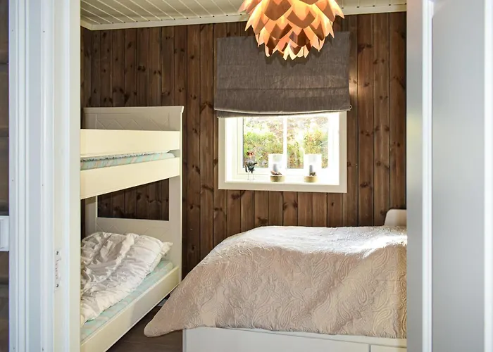 Hébergement de vacances 5 Bedroom Stunning In Skollenborg Lindaskroken